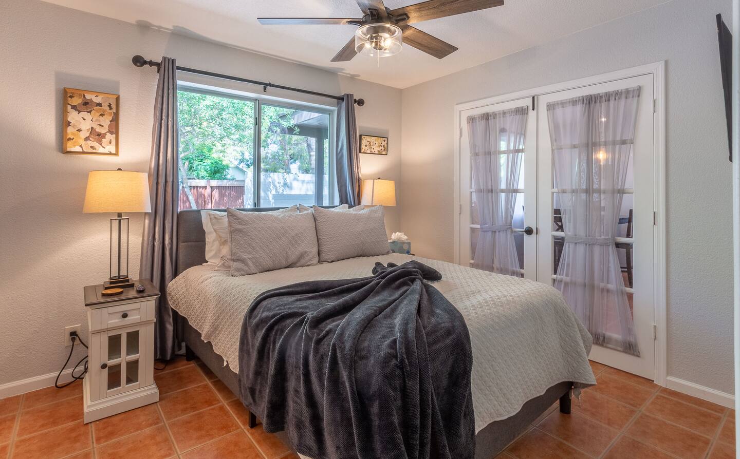 Second bedroom with queen bed